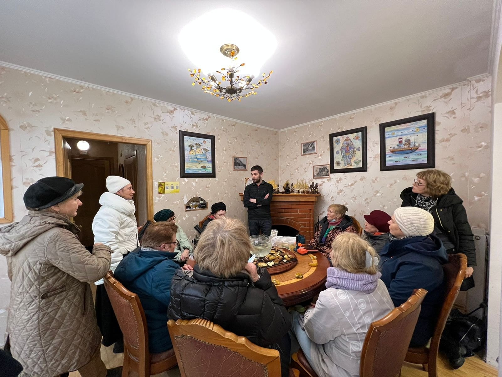 Экскурсионная группа за круглым столом в зале музея